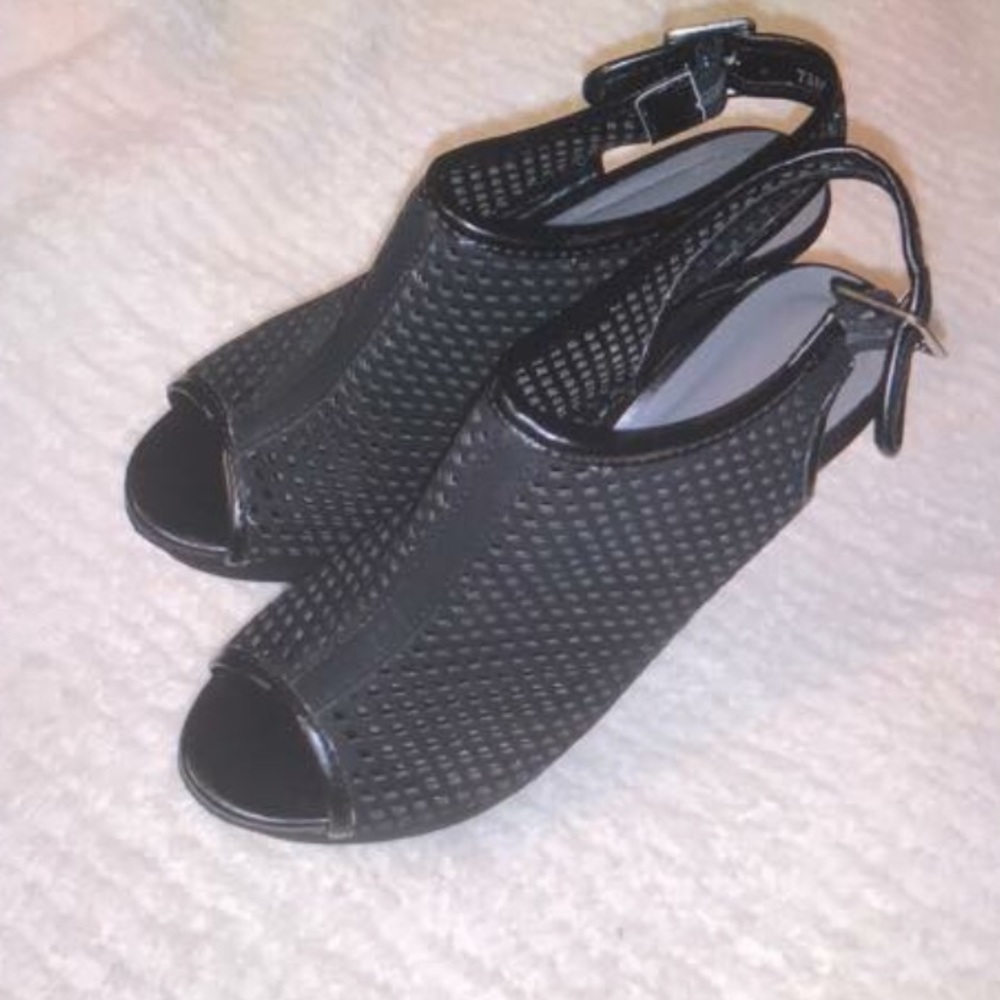 Matte black wedges